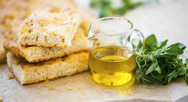 Pão Foccacia com erva de orégano e azeite. Foc italiano fresco — Fotografia de Stock