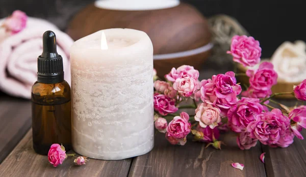 Spa Naturaleza Muerta Con Rosas Velas Botella Aceite Wellness Ambiente —  Fotos de Stock