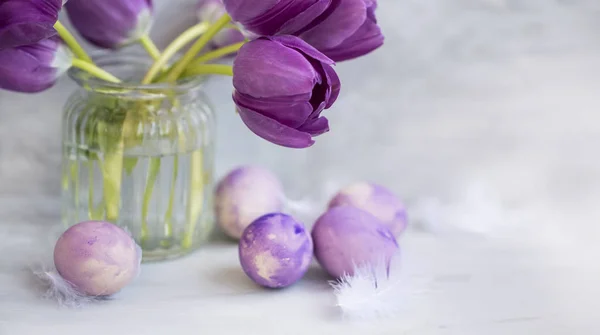 Весенние пасхальные яйца и цветы тюльпанов в вазе, Пасхальный праздник — стоковое фото