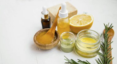 Doğal Cilt Bakımı malzemelerle manuka bal, limon, uçucu