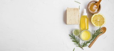 Doğal Cilt Bakımı malzemelerle manuka bal, limon, uçucu