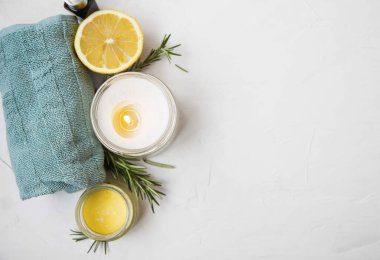 Mum, havlu, biberiye bitki, limon ve ba Doğal Cilt Bakımı