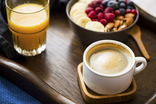 Refeição de café da manhã com xícara de café, copo de suco de laranja e a b — Fotografia de Stock