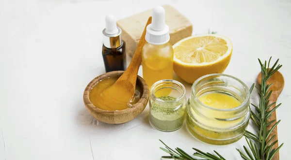 Ingredientes naturales del cuidado de la piel con miel de manuka, limón, esencial — Foto de Stock