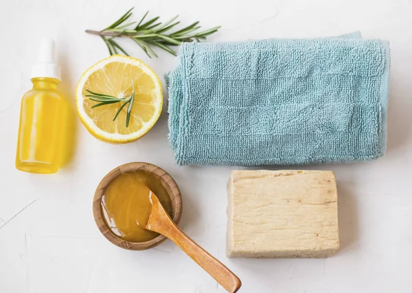 Přírodní péče o pleť ingredience s manuka med, citron, esenciální — Stock fotografie
