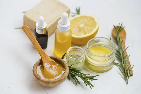 Ingredienti naturali per la cura della pelle con miele manuka, limone, essenziale — Foto Stock