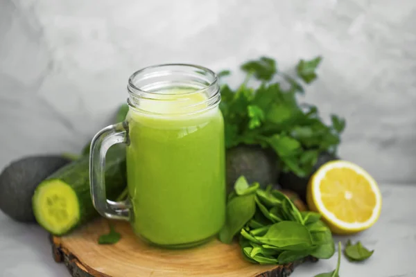 Um batido verde. Vidro de smoothie desintoxicação verde saudável com espinafre , — Fotografia de Stock