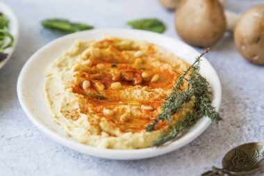 Humus Lübnan ekmek (pita), sağlık kırmızı biber, çam tohumu ile