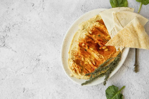 Hummus cu boia, semințe de pin și pâine libaneză (pita), vindecare — Fotografie, imagine de stoc