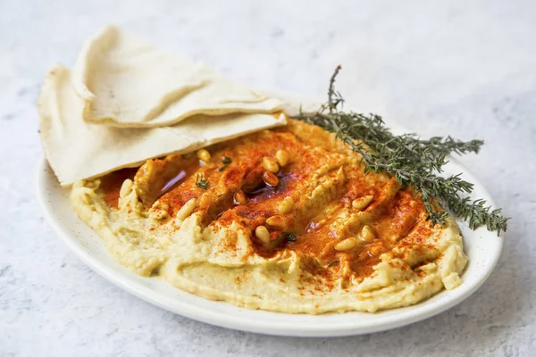 Hummus com páprica, sementes de pinheiro e pão lebanês (pita), healt — Fotografia de Stock