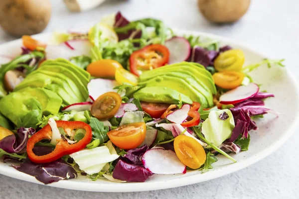 Egészséges saláta friss zöldségek, avokádó, paradicsom, paprika, — Stock Fotó