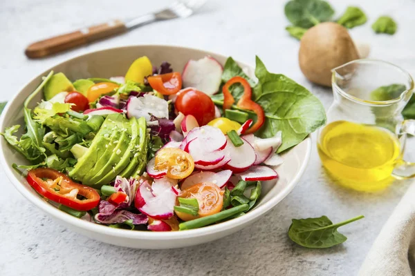 Saladeira saudável com legumes frescos, abacate, tomate, pep — Fotografia de Stock