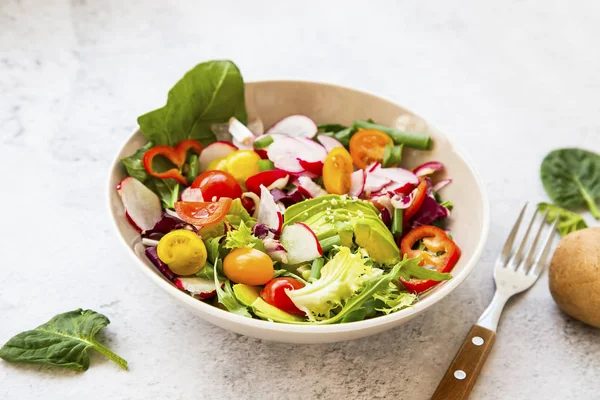Hälsosam salladsskål med färska grönsaker, avokado, tomater, pep — Stockfoto