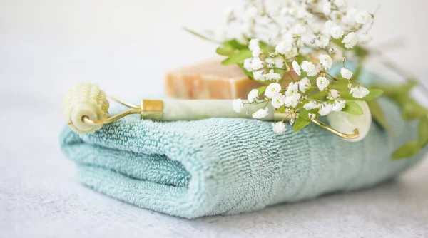 Bodegón Spa con toalla, flores y rodillo de jade — Foto de Stock