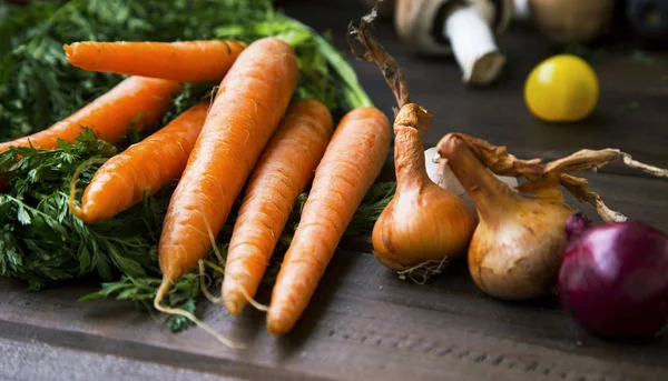 バイオ有機野菜なニンジン、玉ねぎ、ニンニク、新鮮な h — ストック写真