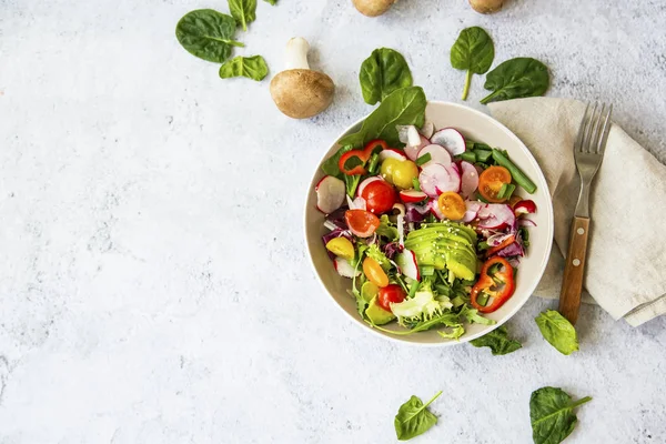 Salada saudável com vegetais orgânicos bio, refeição vegan verde com — Fotografia de Stock