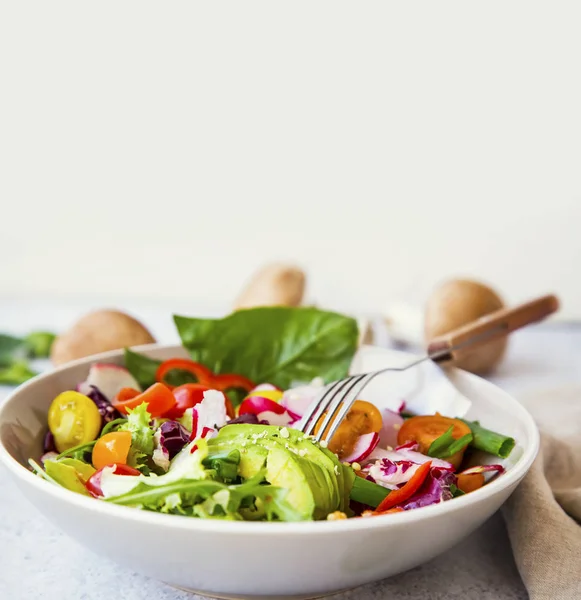 Ensaladera de verduras saludables en primer plano con espacio para copiar, organización fresca — Foto de Stock