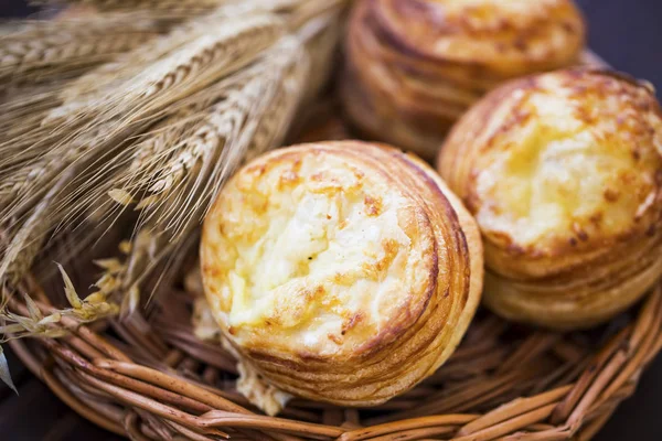 Cheese pastry buns  with ears of wheat, fluffy salty dessert fre — Stock Photo, Image