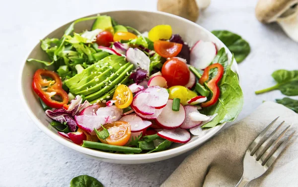 Fresh vegetable salad bowl closeup, healthy organic vegetables s — Stock Photo, Image
