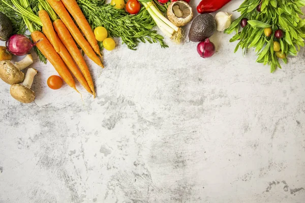 新鲜蔬菜在混凝土桌子上的顶视图，具有复制空间 图库图片