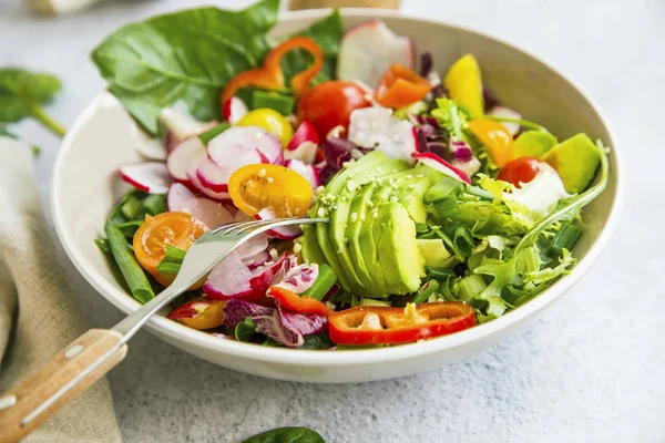 新鲜蔬菜沙拉碗特写，健康的有机蔬菜 图库照片