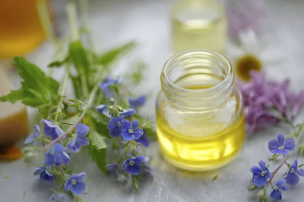 Aromaterapia óleo de ervas, óleo essencial floral — Fotografia de Stock