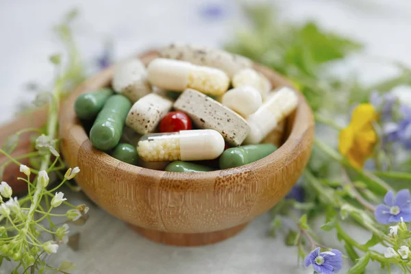 Medicina alternativa con extractos de plantas cápsulas — Foto de Stock