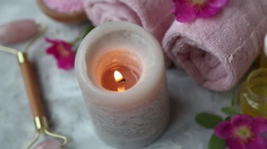 Spa mum alev yanan banyo tuzu, çiçekler ve yağlar, Spa hala yaşam ayarı