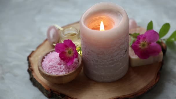 Spa Mum Alev Yanan Banyo Tuzu Çiçekler Yağlar Spa Hala — Stok video