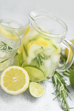 Kireç, limon ve biberiye taze limonata