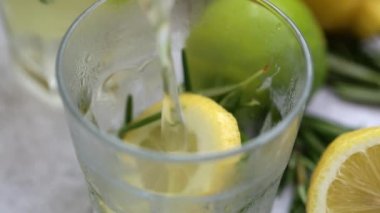 Kireç ve biberiye ile Mojito kokteyl