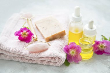 Kuşburnu sabun, çiçek ve yağ ile Spa hala hayat