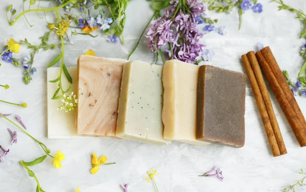 Natuurlijke handgemaakte zeep staven met organische medicinale planten en Flo — Stockfoto