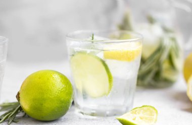 Taze yaz mojito içecekler