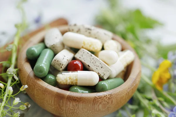 Suplementos naturales píldoras, medicina alternativa con planta de hierbas — Foto de Stock