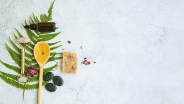 Spa hala hayat. Yeşil, botanik Spa ahşap kaşık ile yatık,