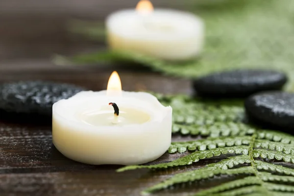 Spa ainda vida com velas e pedras de massagem — Fotografia de Stock