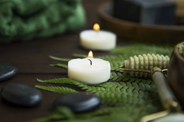 Spa naturaleza muerta con velas y piedras de masaje —  Fotos de Stock