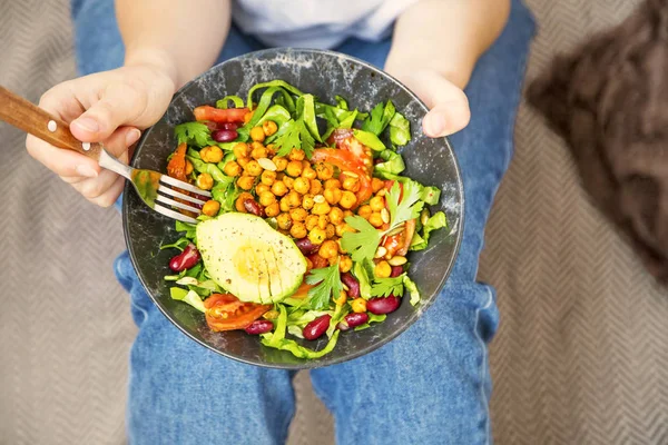 Comida limpia, ensaladera vegana saludable, vista superior de la mujer holdi — Foto de Stock