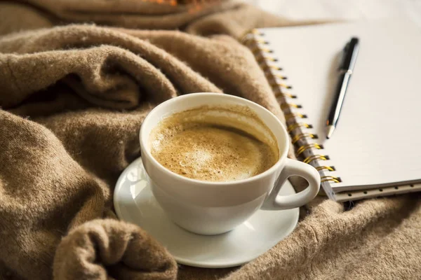 Höst kaffe Stilleben med mysig Cardigan och anteckningsbok — Stockfoto