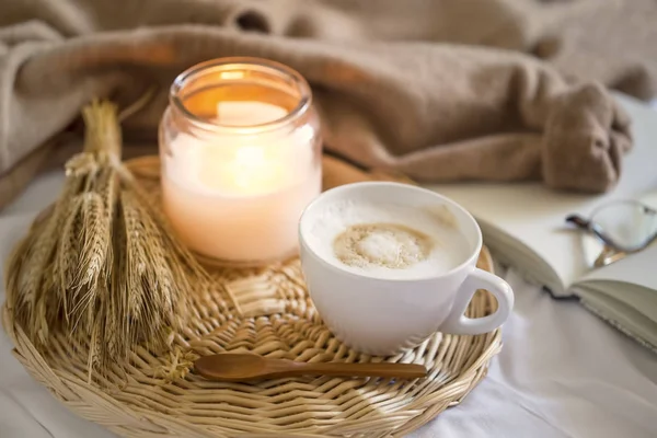 Mysig kaffekopp, ljus och mjuk Cardigan, vinter och höst STI — Stockfoto