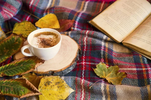 Autumn coffee cup with cozy blanket, fall deco warm home weekend — Stock Photo, Image