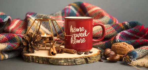 Tazza di caffè autunnale con candela, spezie e decorazioni coperte su — Foto Stock