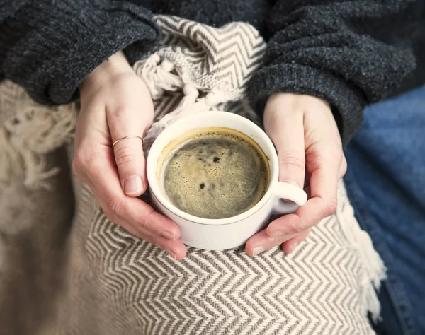 Interiör mysig kvinna händer håller kopp kaffe eller choklad wit — Stockfoto