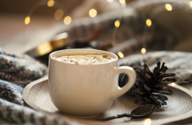 Kremalı kahve fincanı, kahve ve boke ile rahat şenlikli ayarı