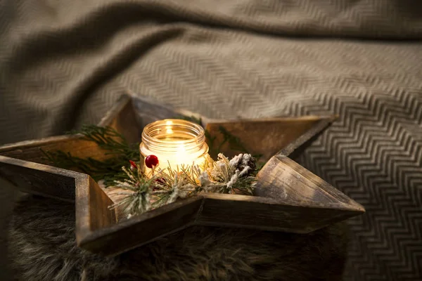 Χειμωνιάτικη διακόσμηση διακοπών, Χριστουγεννιάτικο κερί με διακόσμηση σε w — Φωτογραφία Αρχείου