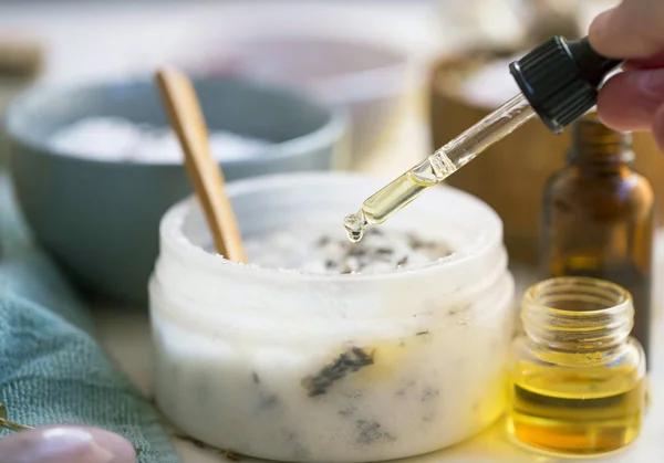 Wellness-Stillleben mit ätherischem Öl und hausgemachtem Salz-Peeling — Stockfoto