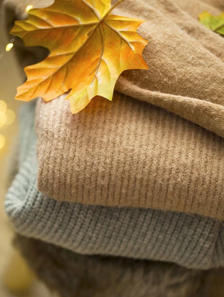 Натюрморт из кашемира и шерстяных уютных свитеров, осенний сезон — стоковое фото