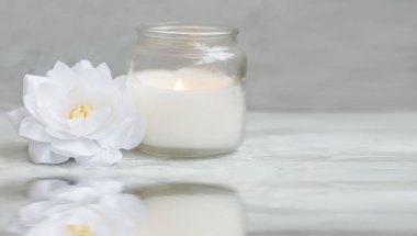 Su zambağı ve mumla sakin bir yaşam