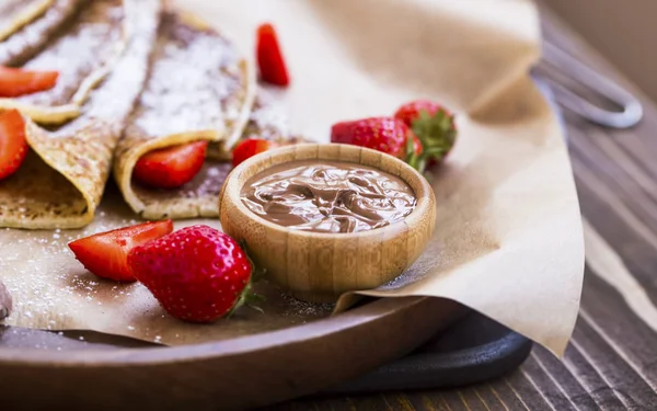 초콜릿 크림 소스 프랑스 크레이프와 신선 한 딸기와 함께 — 스톡 사진